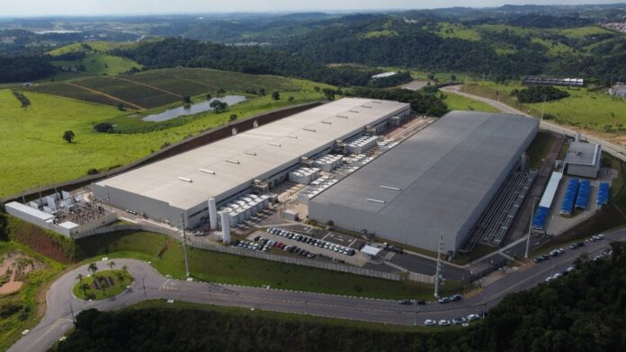 O Brasil lidera a expansão de data centers na América Latina com investimentos bilionários e foco em IA.