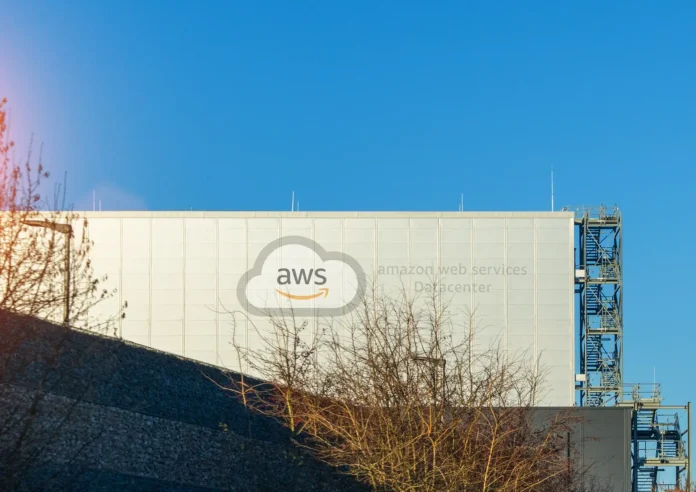 Um data center da Amazon nos Emirados Árabes foi atingido por objetos não identificados, causando instabilidade na nuvem e afetando serviços em todo o Oriente Médio.