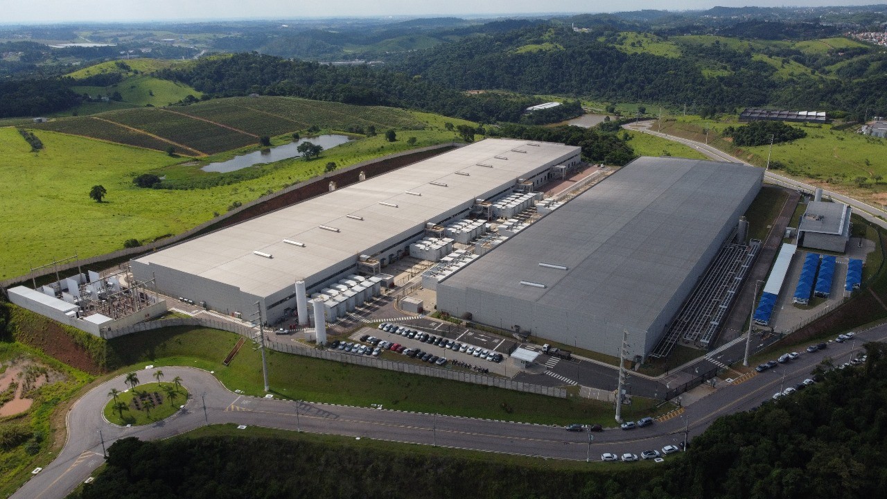 O Brasil lidera a expansão de data centers na América Latina com investimentos bilionários e foco em IA.