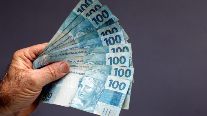 O Governo antecipou o 13º do INSS para abril e maio de 2026. Veja quem tem direito às parcelas e como a medida impacta a economia nacional.