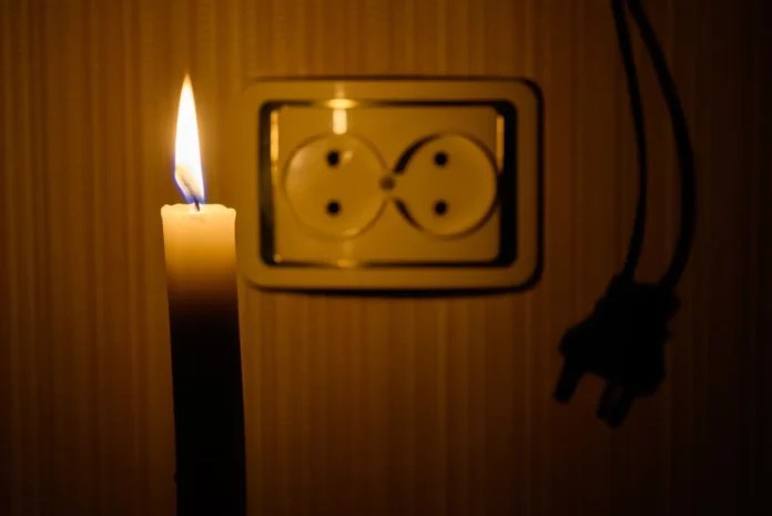 Justiça determina que a Amazonas Energia forneça protocolo individual por falta de luz em todos os canais, sob pena de multa diária de R$ 5 mil.