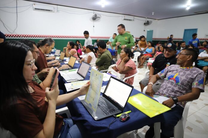 A Defensoria Pública realiza mutirão em Atalaia do Norte para garantir direitos indígenas, como documentação e pensão, em parceria com a Univaja e Funai.