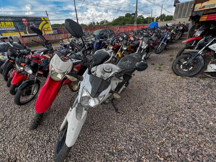 Participe do leilão de veículos Detran-AM 2026. São 291 lotes entre carros e motos. Visitação aberta em Manaus até 19/03. Veja o edital e como dar lances.