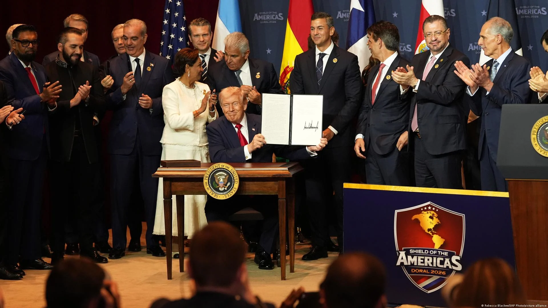 Trump anuncia coalizão militar contra cartéis na América Latina durante cúpula com líderes de direita e fala em mudanças em Cuba.