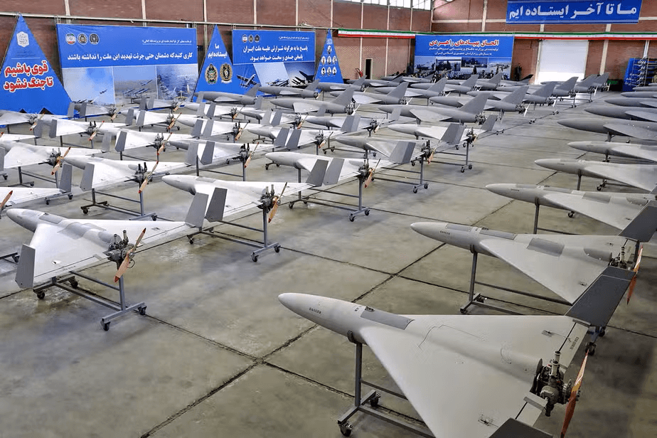 Irã lança milhares de drones de baixo custo no Oriente Médio para pressionar aliados dos EUA e sobrecarregar sistemas de defesa.