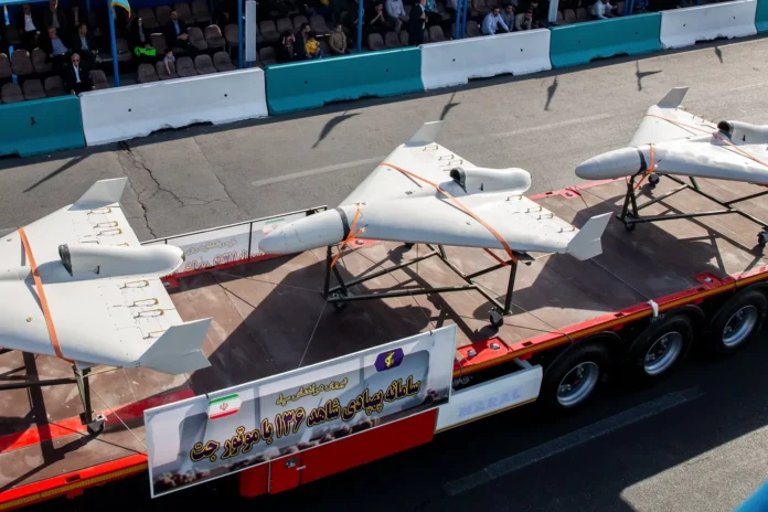 Entenda como drones baratos do Irã, como o Shahed 136, superam a burocracia dos EUA e transformam a guerra moderna com baixo custo e alta escala.