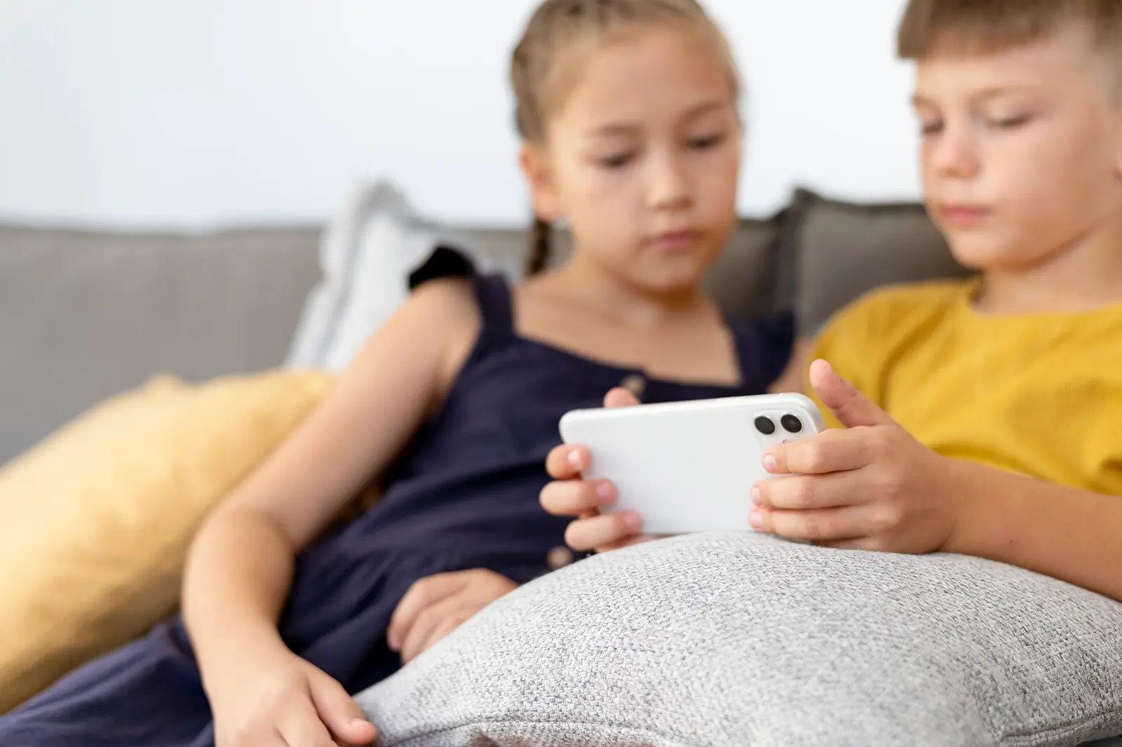 O ECA Digital começa a valer hoje. Entenda como a nova lei protege crianças e adolescentes de conteúdos impróprios, loot boxes e exploração nas redes sociais.