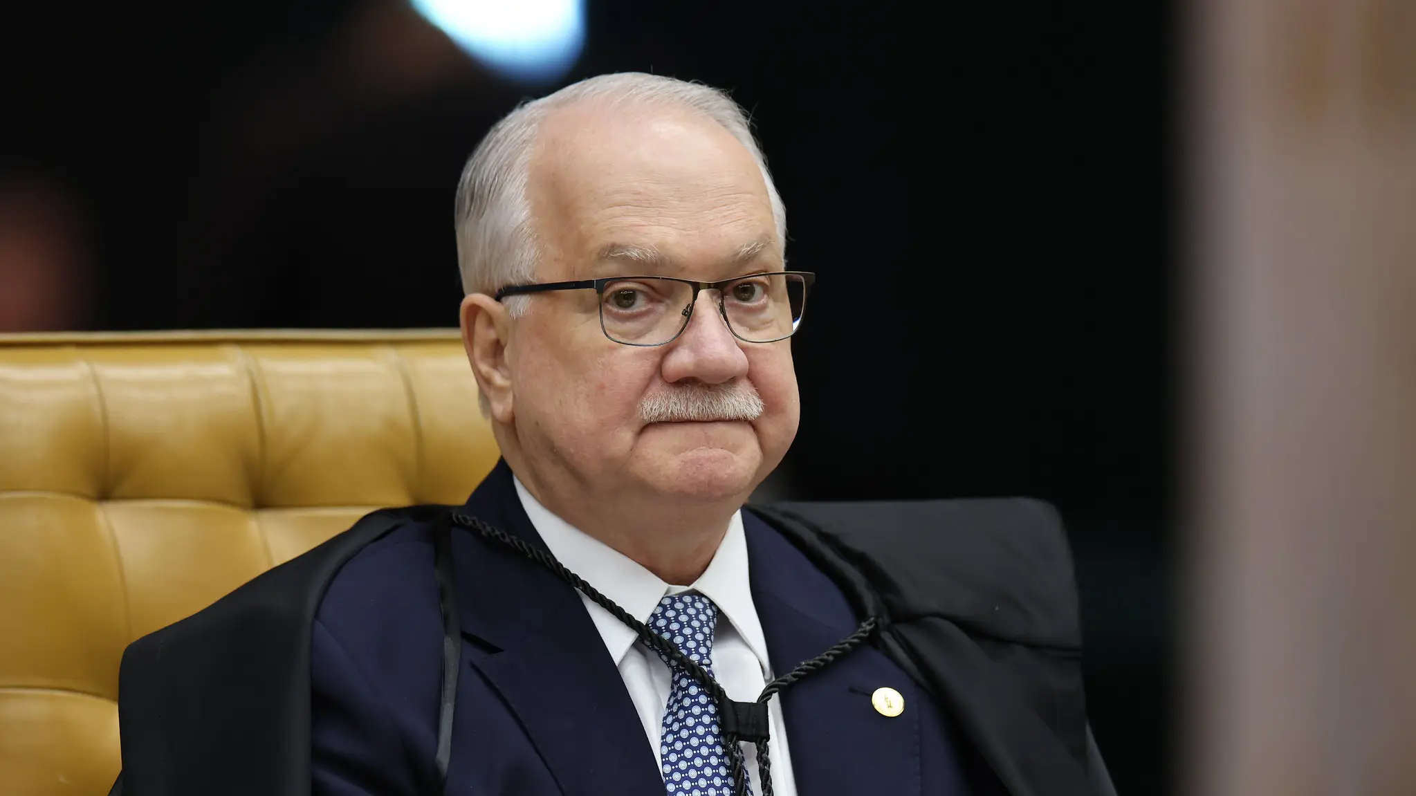 Edson Fachin defende a autocontenção do STF e alerta que o excesso de poder no Judiciário prejudica a democracia. Confira os detalhes do discurso.