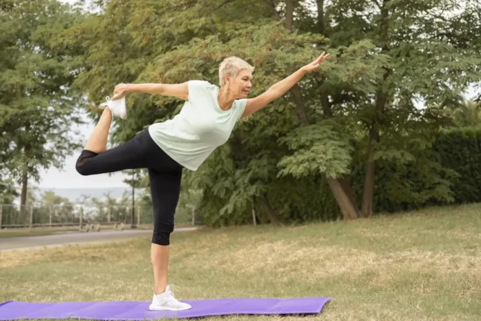 Descubra como envelhecer com saúde através de 4 testes práticos que medem sua força e equilíbrio. Melhore sua longevidade e independência funcional hoje.