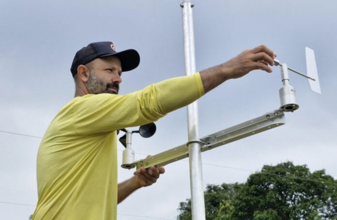 Conheça o projeto Lagos Sentinelas da Amazônia que instalou uma estação meteorológica no Lago Tefé para prever eventos climáticos extremos e proteger comunidades.