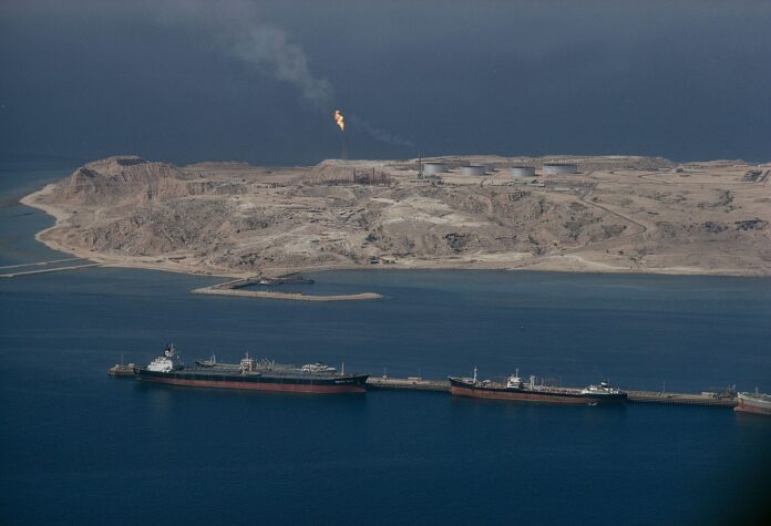 Trump alerta sobre consequências militares após Irã instalar minas no Estreito de Ormuz.