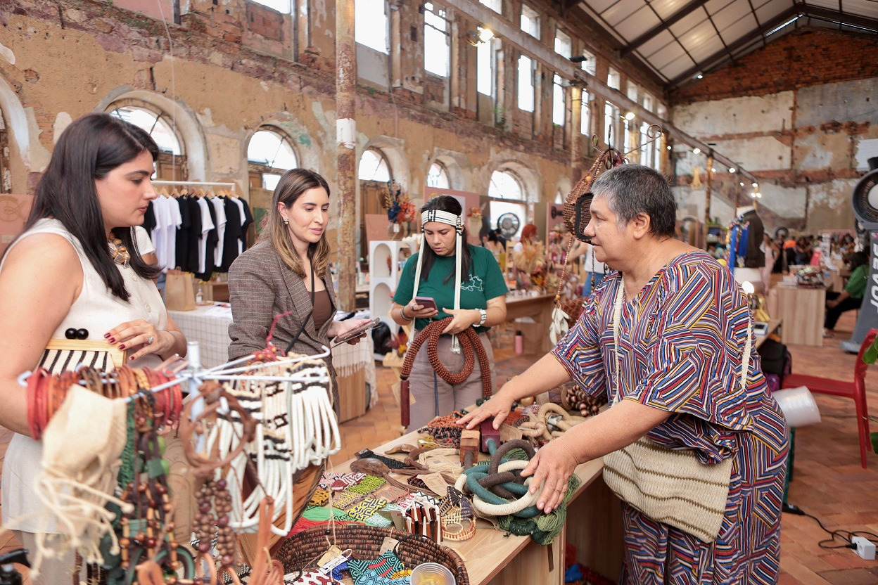 A Feira D acontece de 9 a 12 de abril no Mercado de Origem, em Manaus. O evento celebra o design autoral e a economia criativa com entrada gratuita.