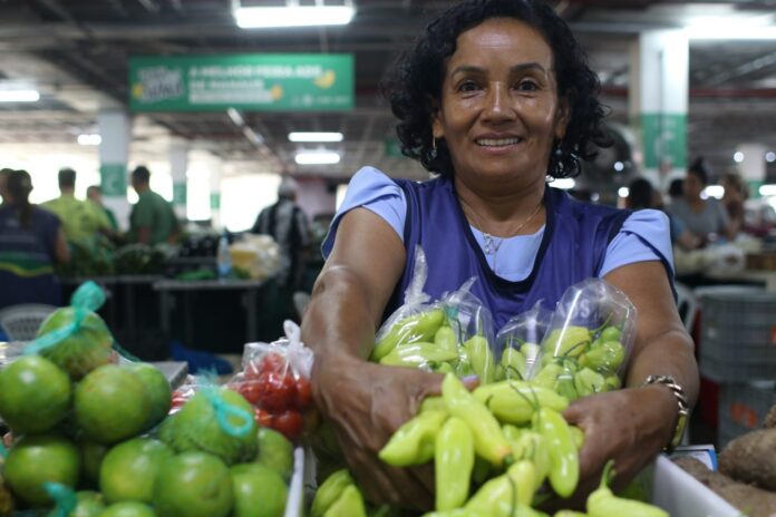 Confira as mudanças nas Feiras da ADS devido à Semana Santa. Veja os locais e horários de funcionamento em Manaus para garantir seus produtos regionais.