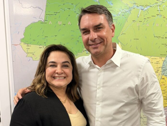Maria do Carmo confirma vinda de Flávio Bolsonaro ao Amazonas. O senador busca alinhar pautas sobre a Zona Franca de Manaus e apoiar pré-candidaturas do PL.