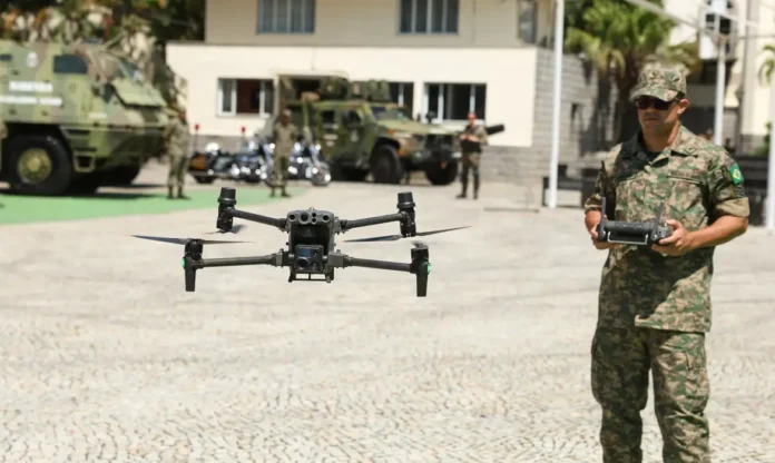 Saiba como os Fuzileiros Navais estão inovando com drones táticos, mísseis nacionais e blindados para fortalecer a defesa e o auxílio em desastres no Brasil.