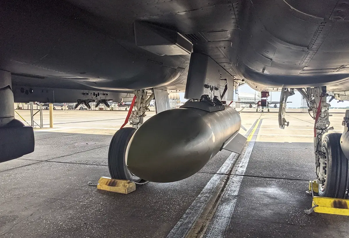 Descubra o que é a GBU-72, a superbomba usada pelos EUA no Estreito de Ormuz para destruir bunkers e garantir a segurança das rotas marítimas.