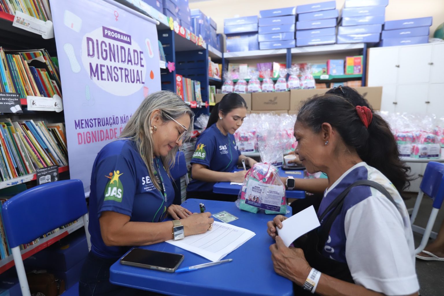 Governo Presente realiza 7,8 mil atendimentos no Japiim, com consultas, documentos, crédito, castração animal e doação de peixe.