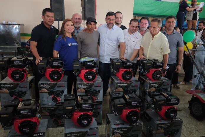 Wilson Lima entrega 400 cartões do Auxílio Estadual em Lábrea e anuncia investimentos no setor primário, saúde e programas sociais.