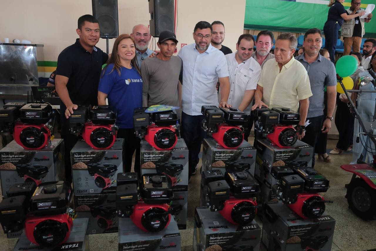 Wilson Lima entrega 400 cartões do Auxílio Estadual em Lábrea e anuncia investimentos no setor primário, saúde e programas sociais.