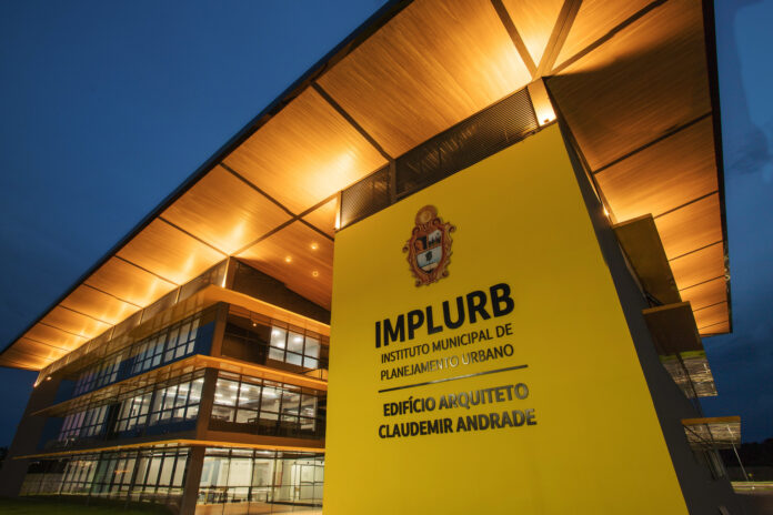 Implurb homenageia Claudemir Andrade ao nomear nova sede em Manaus. Arquiteto teve papel central no planejamento urbano da cidade.