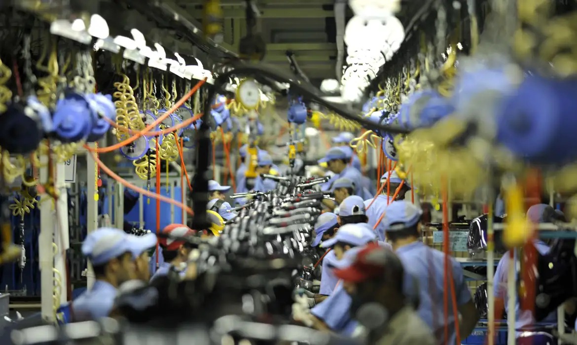 A indústria do Amazonas registrou alta de 1,9% em janeiro de 2026, superando a média nacional.