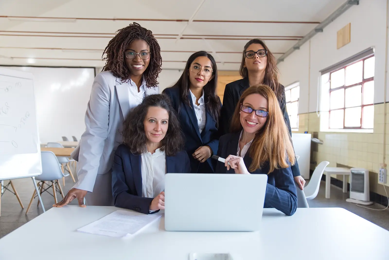 Participe do 16º Encontro de Mulheres do CRA-AM em Manaus. Debate sobre gestão feminina, inovação e tecnologia com especialistas da área.