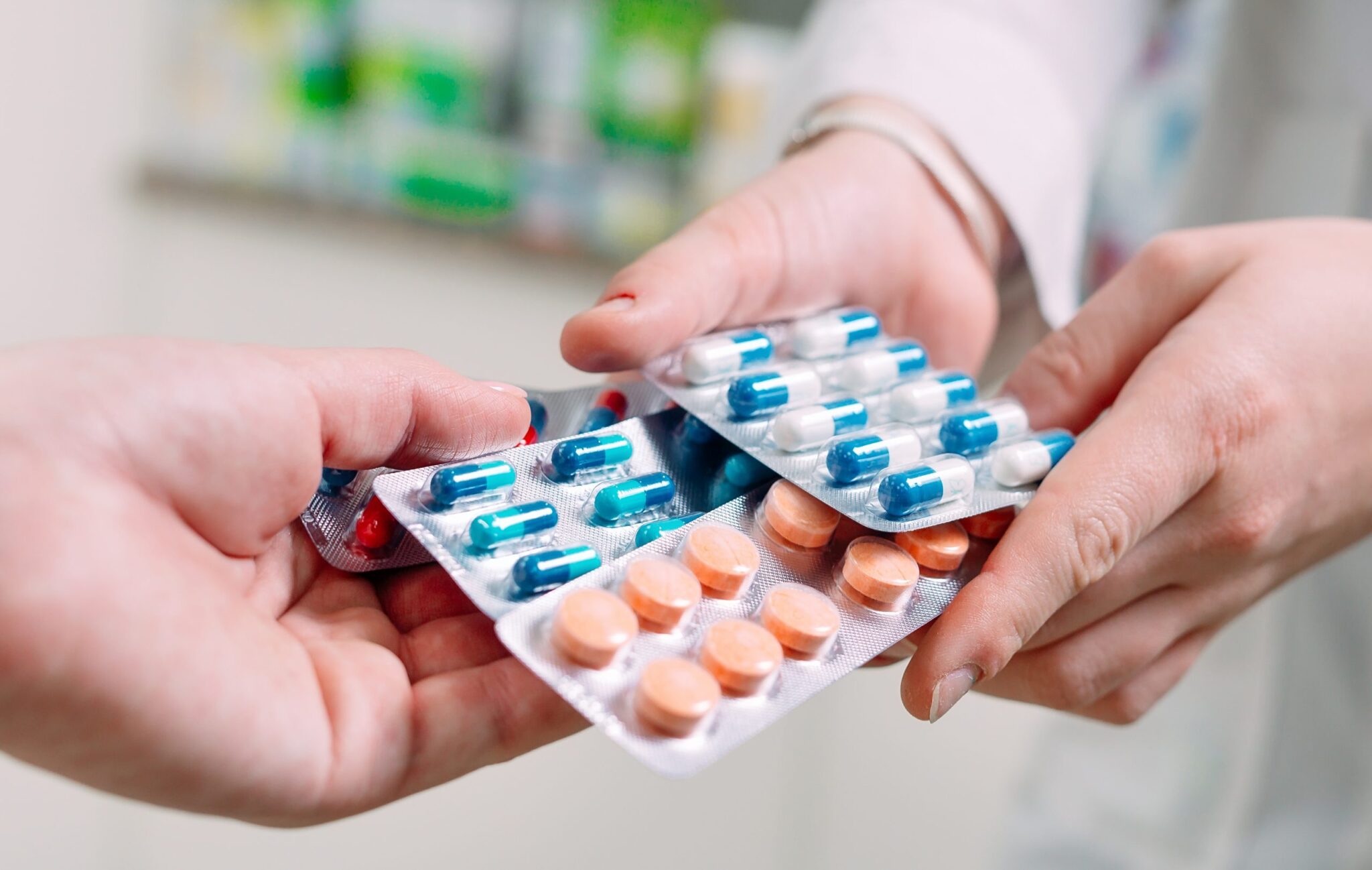 Conflito no Irã pode afetar a cadeia de distribuição de medicamentos. Ministro Alexandre Padilha alerta para riscos na produção de insumos e logística global.
