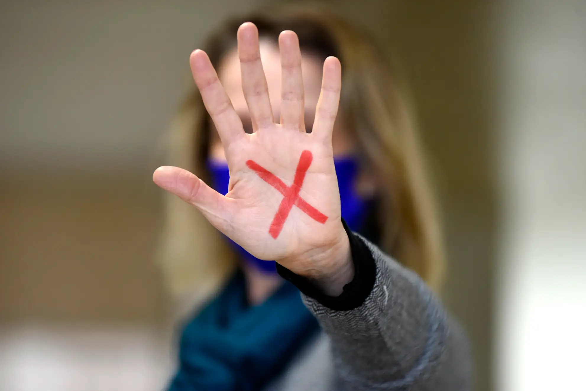 O Senado aprovou o projeto que criminaliza a misoginia, com penas de até 5 anos. Entenda como a nova lei altera a punição para crimes de ódio contra mulheres.