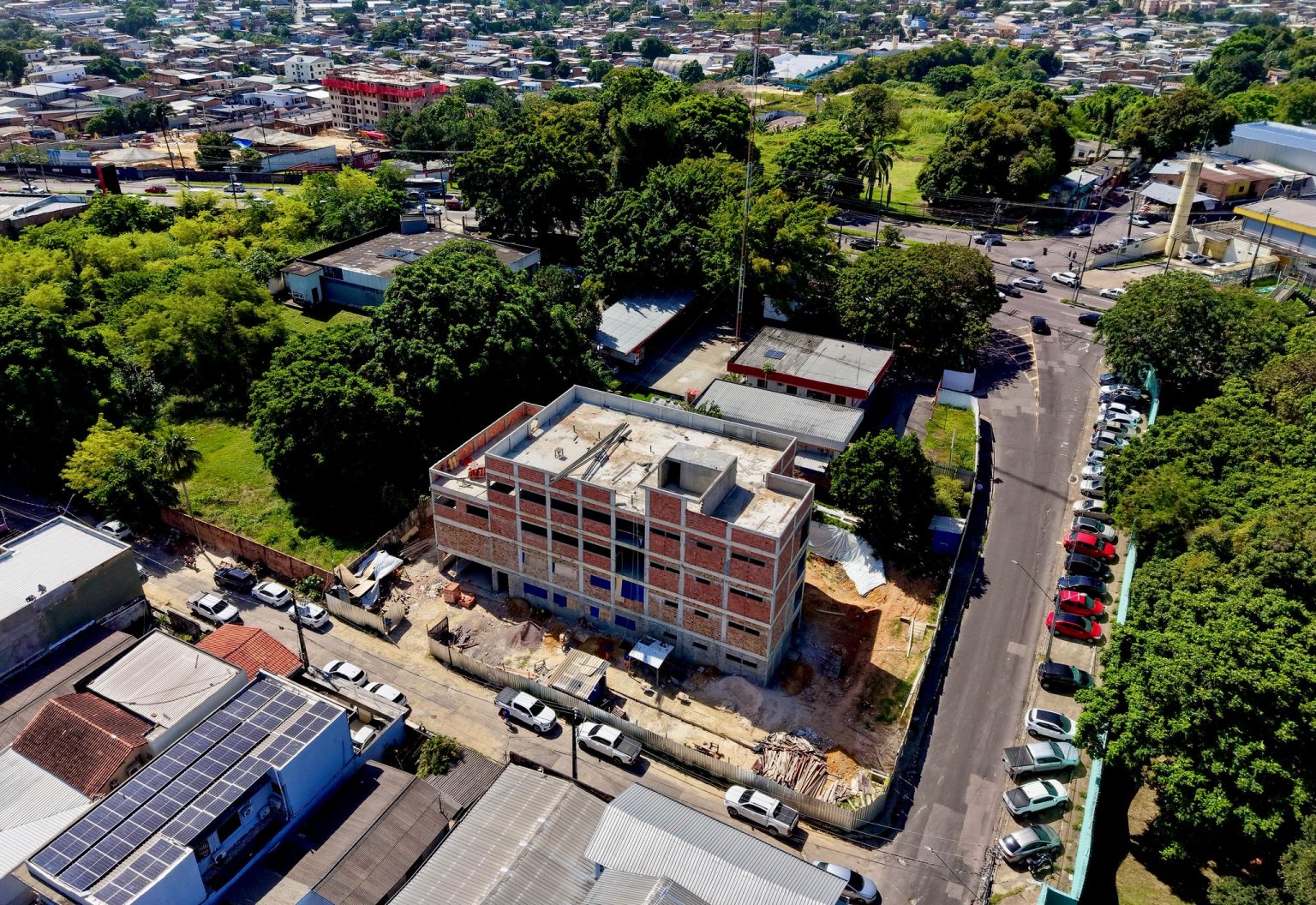 Acompanhe o avanço das obras da saúde em Manaus. David Almeida vistoria a primeira sede própria do Samu e a nova UBS do Aleixo, com entrega prevista para março.