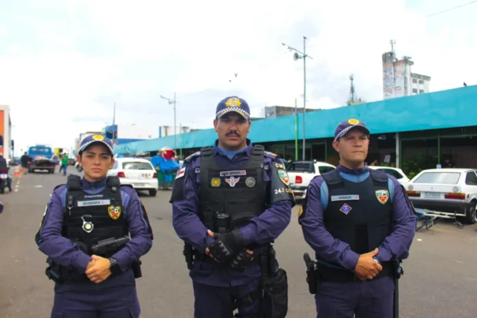 A Operação Impacto reforça o policiamento no Centro de Manaus e reduz roubos a transeuntes em 18 por cento.