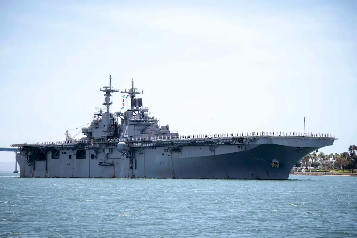 O Pentágono anunciou o envio de 2.500 fuzileiros navais e navios de guerra para o Oriente Médio devido às tensões no Estreito de Ormuz e conflitos na região.