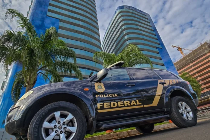 Sicário de Vorcaro tenta suicídio na sede da PF em MG após prisão na Operação Compliance Zero. Caso envolve monitoramento ilegal e repasses milionários.