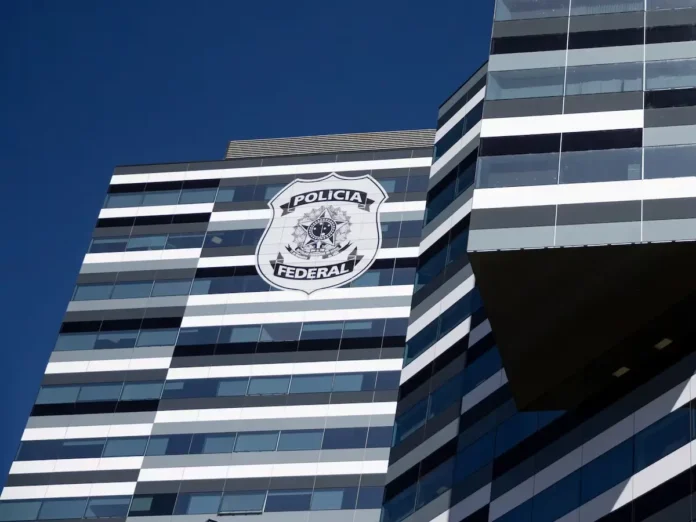 A Polícia Federal cumpre prisões para investigar a venda de dados de ministros do STF extraídos ilegalmente de sistemas do governo.