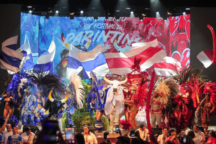 Ensaios do Festival de Parintins 2026 começam em Manaus com Batucada do Garantido e Marujada do Caprichoso reunindo torcedores para a preparação.