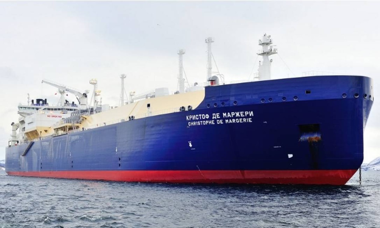 Os EUA emitiram licença para venda de petróleo russo estocado em navios. A medida visa estabilizar o mercado global após o fechamento do Estreito de Ormuz.