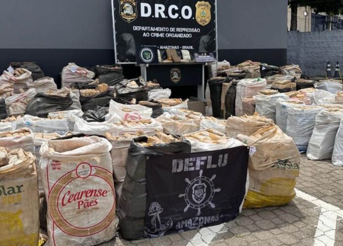 Polícia Civil do Amazonas apreende 4,5 toneladas de skunk em balsa no Rio Solimões.