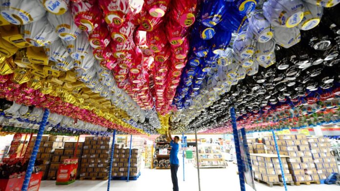 Saiba por que o preço do chocolate disparou em 2026 e veja as dicas de especialistas para economizar nas compras de Páscoa com pesquisa e planejamento.