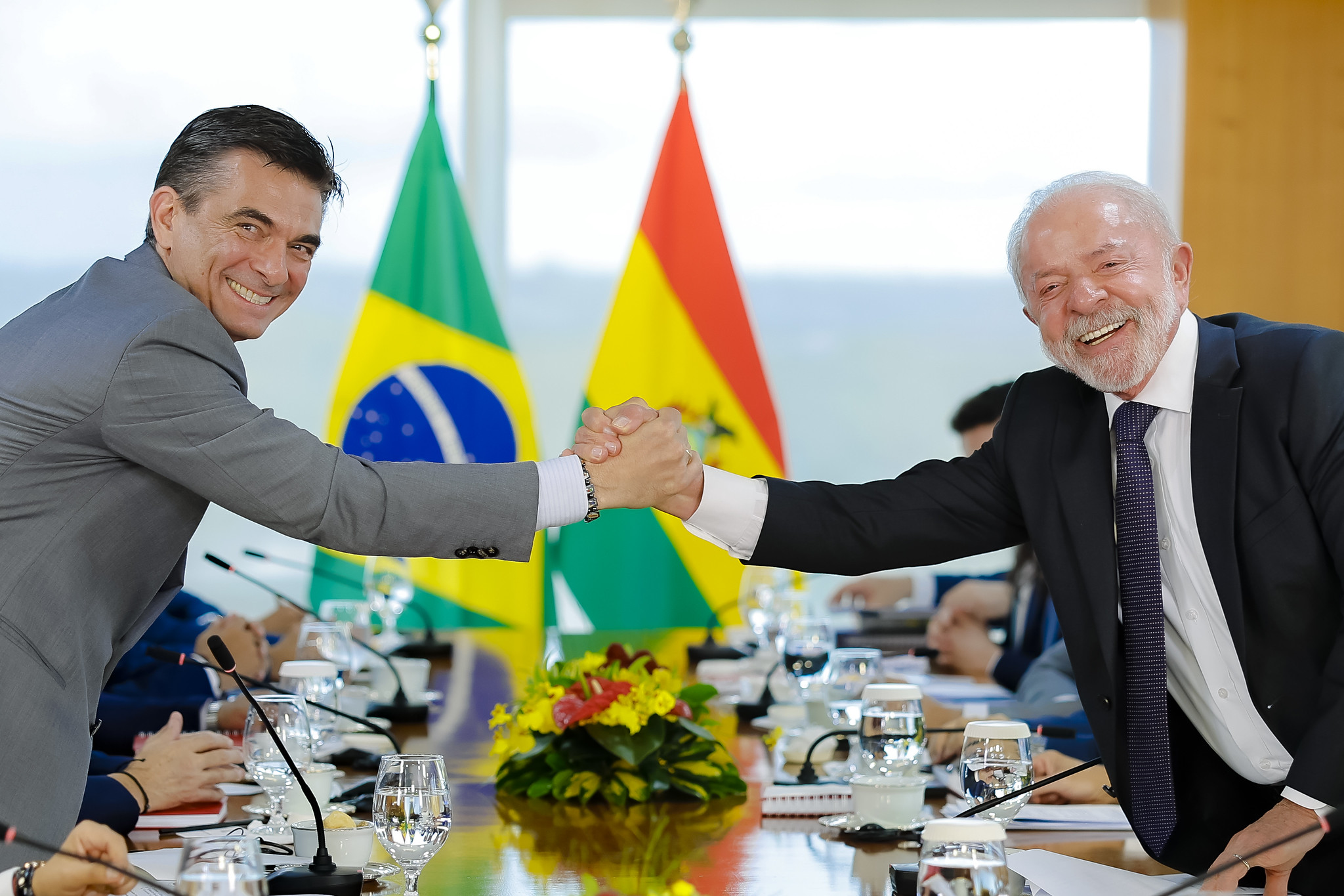 Brasil e Bolívia buscam ampliar a parceria energética e a importação de gás natural. Confira os detalhes dos novos acordos assinados no Palácio do Planalto.