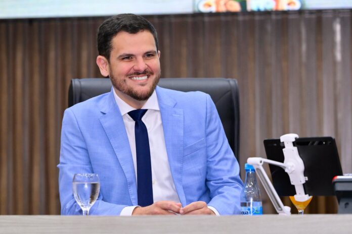 Renato Júnior assume a Prefeitura de Manaus após renúncia de David Almeida. Conheça a trajetória do novo prefeito e os detalhes sobre a transição na capital.