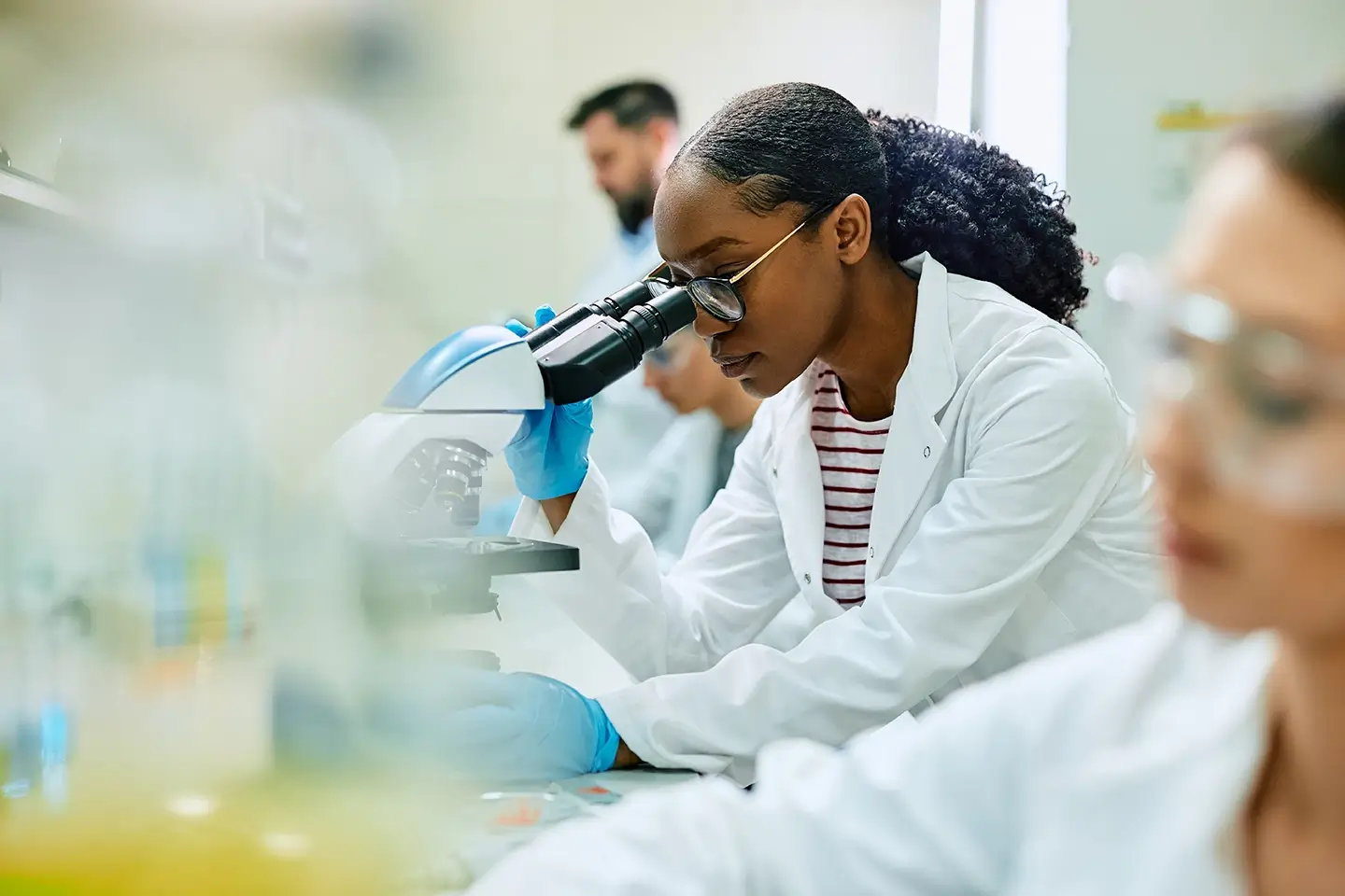 A ciência brasileira alcançou paridade de gênero na produção acadêmica, mas mulheres ainda enfrentam barreiras para influenciar políticas públicas no país.