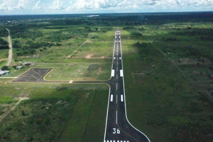 Com investimento de R$ 4,8 milhões, o Aeroporto de Lábrea recebe melhorias na pista e nova cerca operacional para aumentar a segurança da aviação regional.