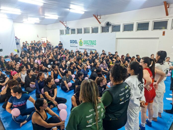 Curso de defesa pessoal feminina gratuito no Amazonas. Inscrições abertas para aulas na Arena Amadeu Teixeira e Vila Olímpica de Manaus.