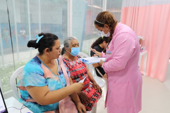 As Unidades Móveis de Saúde da Mulher em Manaus mudam de endereço em 2/3. Veja locais, horários e exames disponíveis como mamografia e preventivo.