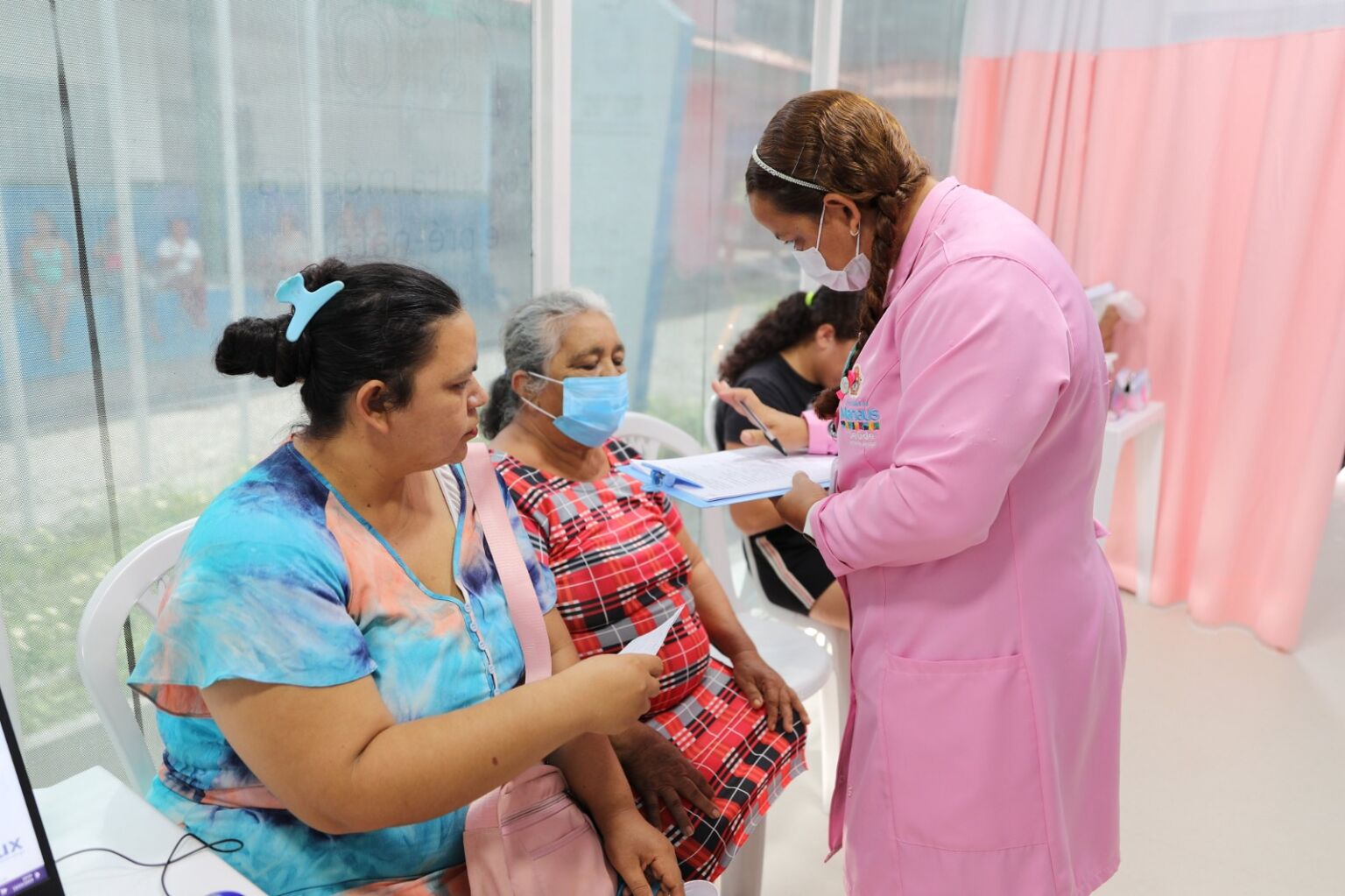 As Unidades Móveis de Saúde da Mulher em Manaus mudam de endereço em 2/3. Veja locais, horários e exames disponíveis como mamografia e preventivo.