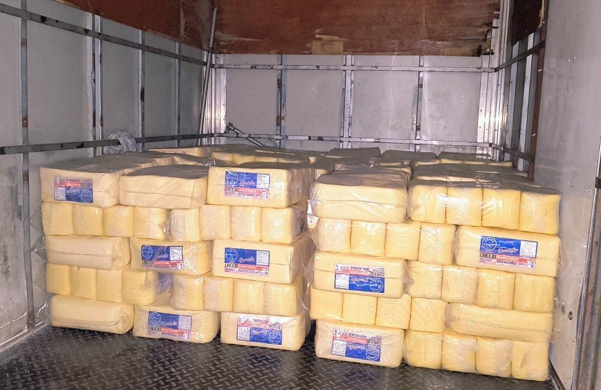 A Visa Manaus apreendeu 2 toneladas de queijo vencido em um mercado local.