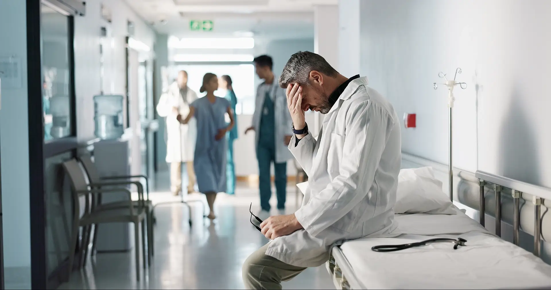O estresse é o fator que mais afeta o médico brasileiro. Conheça os dados da pesquisa MedQoL sobre carga horária, renda e saúde mental da categoria no Brasil.
