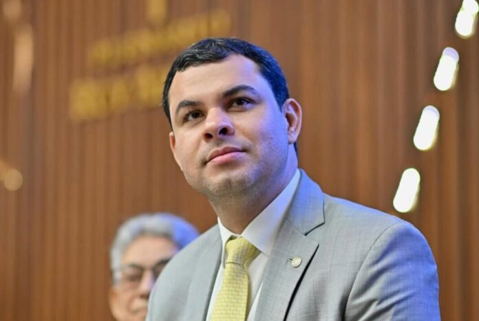Saullo Vianna deixa a Semasc antes da janela partidária. Nildo Mello assume a secretaria em meio às articulações para 2026.