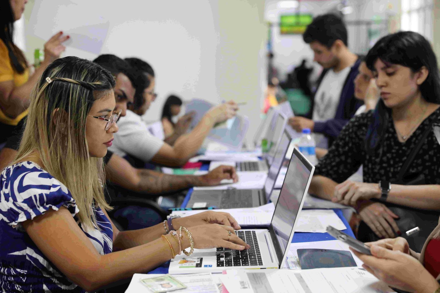 A Secretaria de Educação do Amazonas convoca 230 aprovados no processo seletivo para o interior e áreas indígenas. Confira prazos e links de admissão.