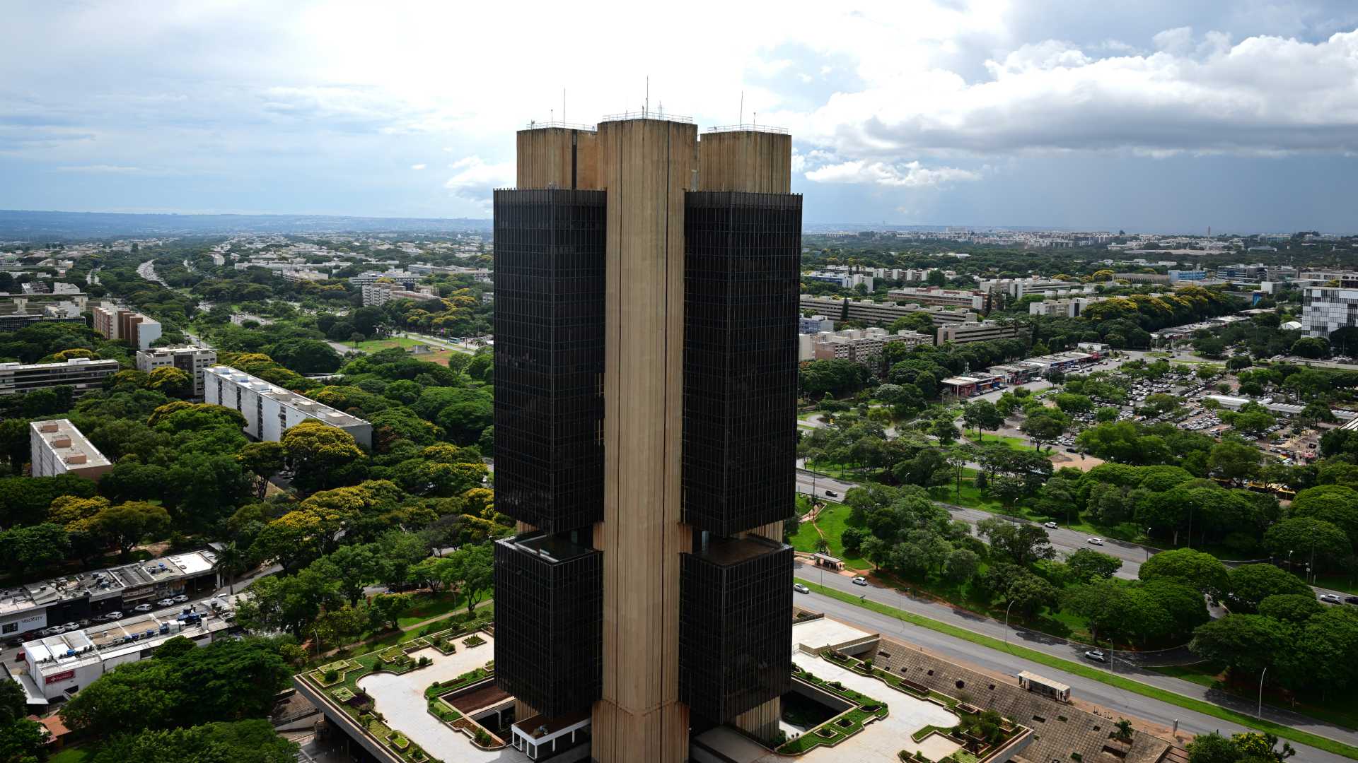 O Copom decidiu reduzir a taxa Selic para 14,75% ao ano nesta quarta-feira. Confira os impactos na economia e as previsões de juros para os próximos anos.