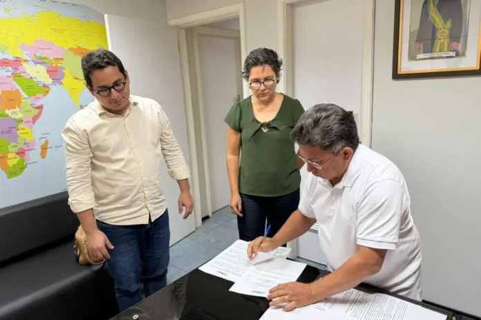 Sinésio Campos assume a Federação Brasil da Esperança no Amazonas e define calendário para candidaturas de 2026 em alinhamento com o governo Lula.